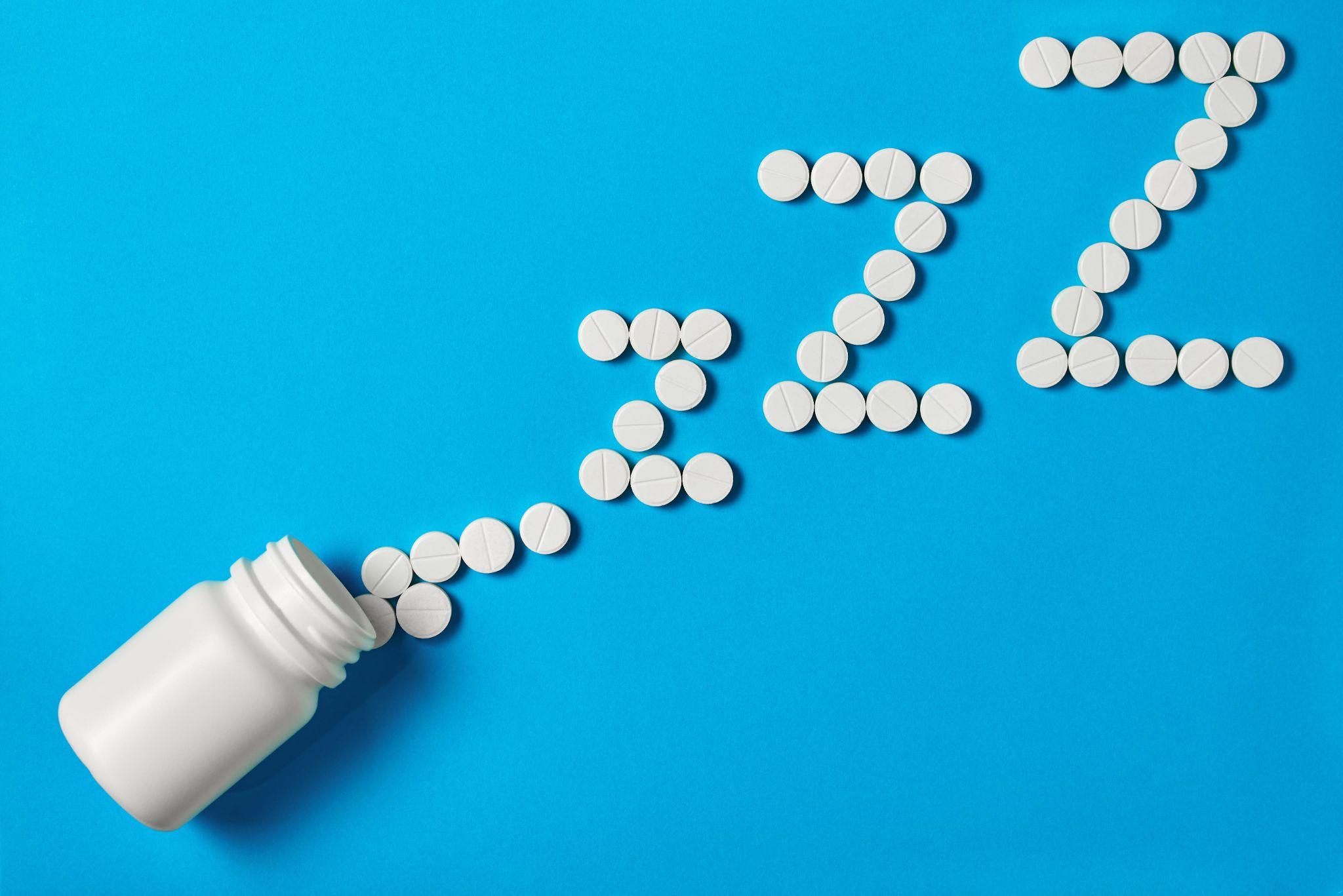 sleeping pills in the form of z-z-z are scattered from a die