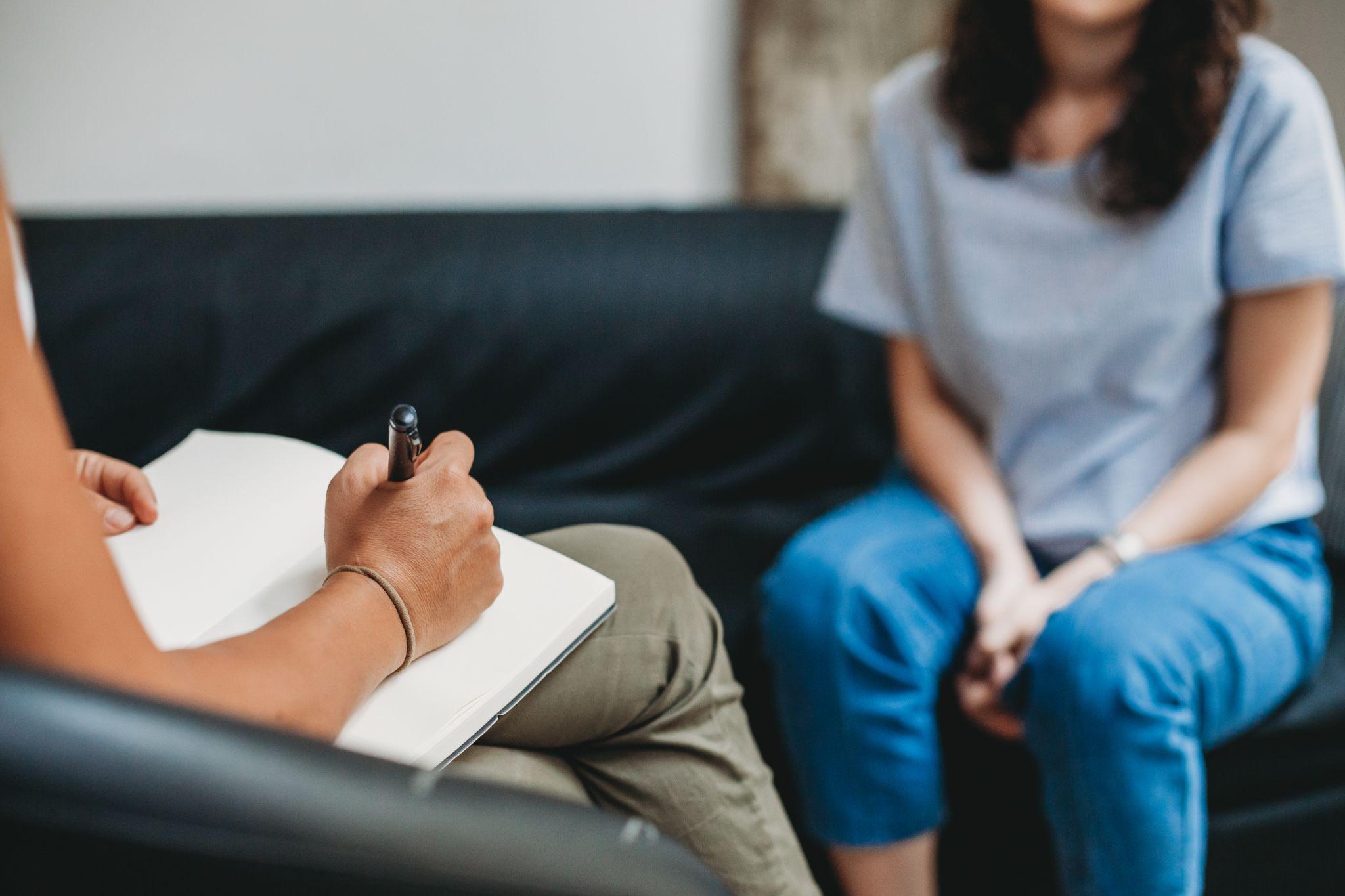 woman talking to his psychologist in the studio