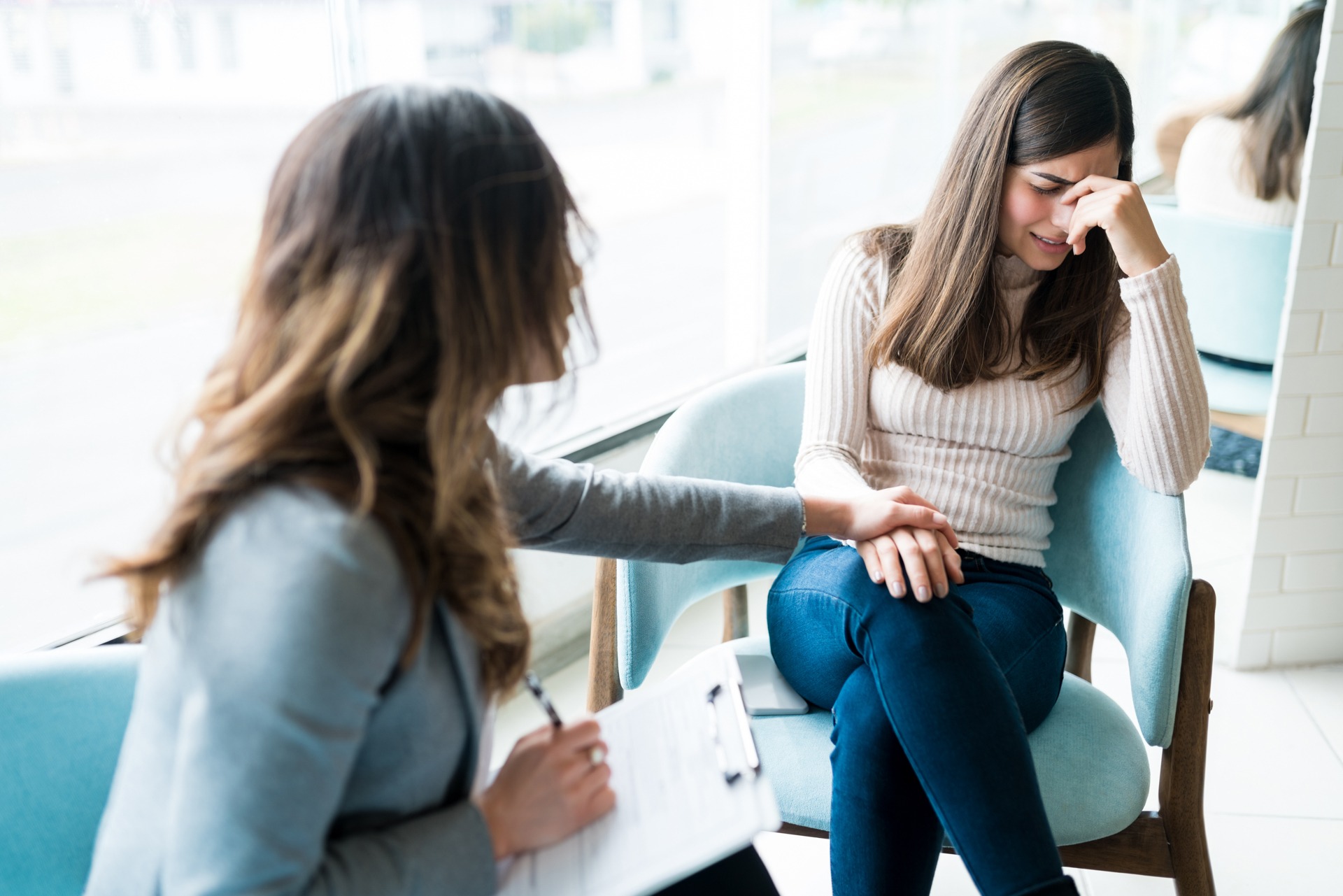 Therapist reassuring woman with addiction.