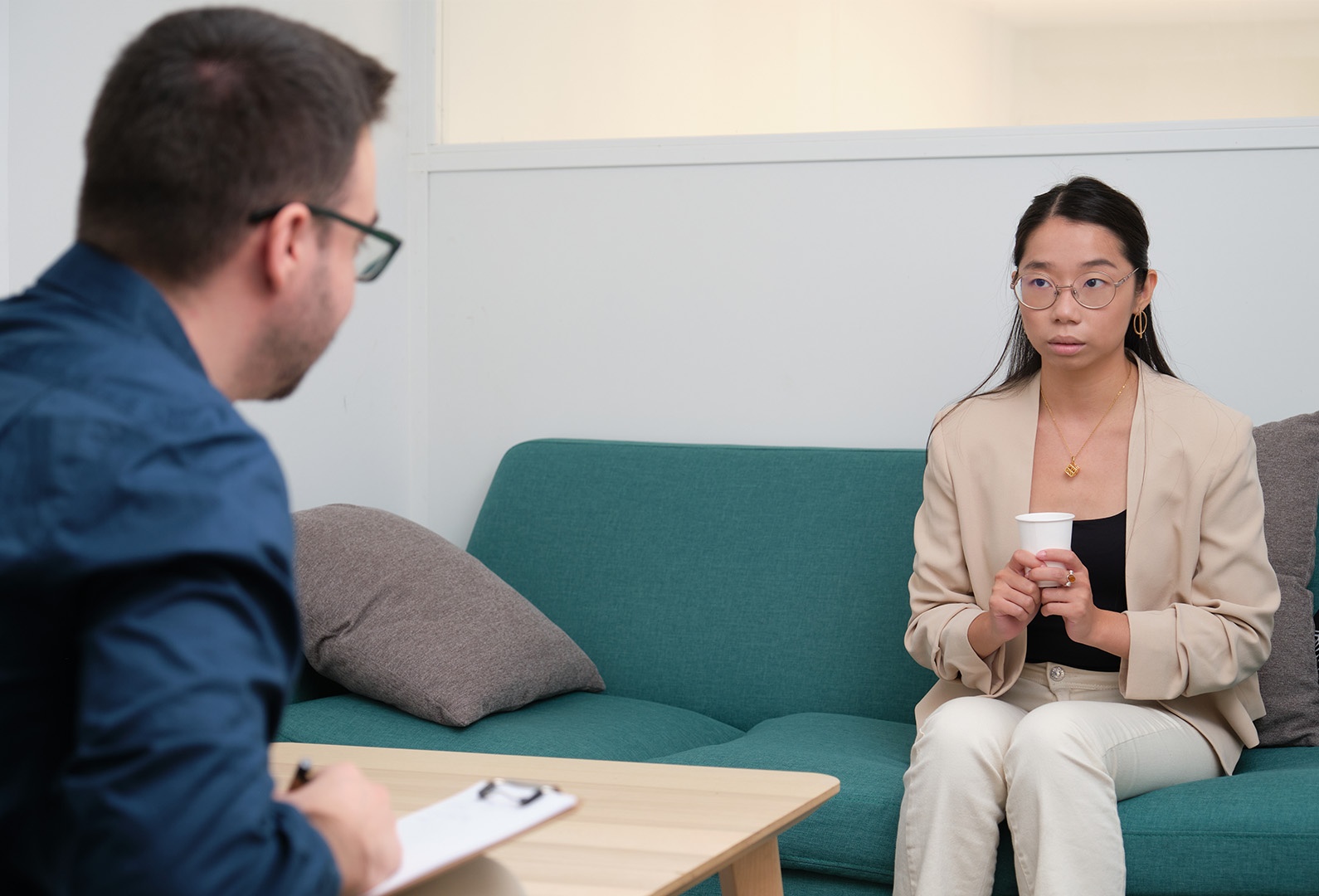 therapist gathering information from a girl in comprehensive drug and alcohol treatment in Sun Valley, CA